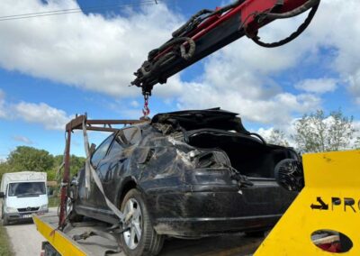 Árokban lévő autó mentése